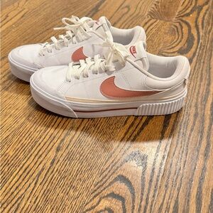 Nike court legacy lift sneakers